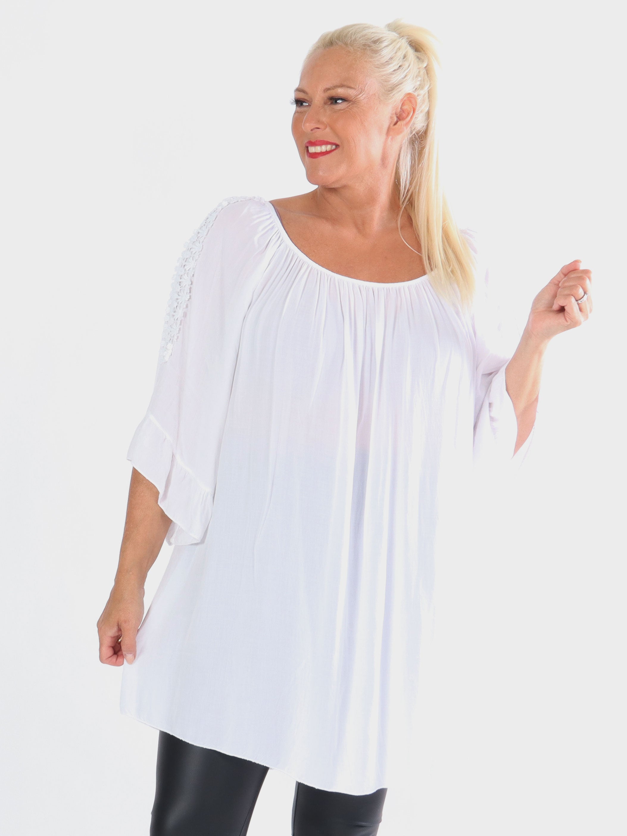 Samara - Plus size tunika med söta broderier på ärmarna